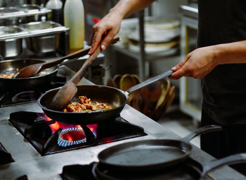 cuisine, chef en train de cuisiner, formation équipe restaurant
