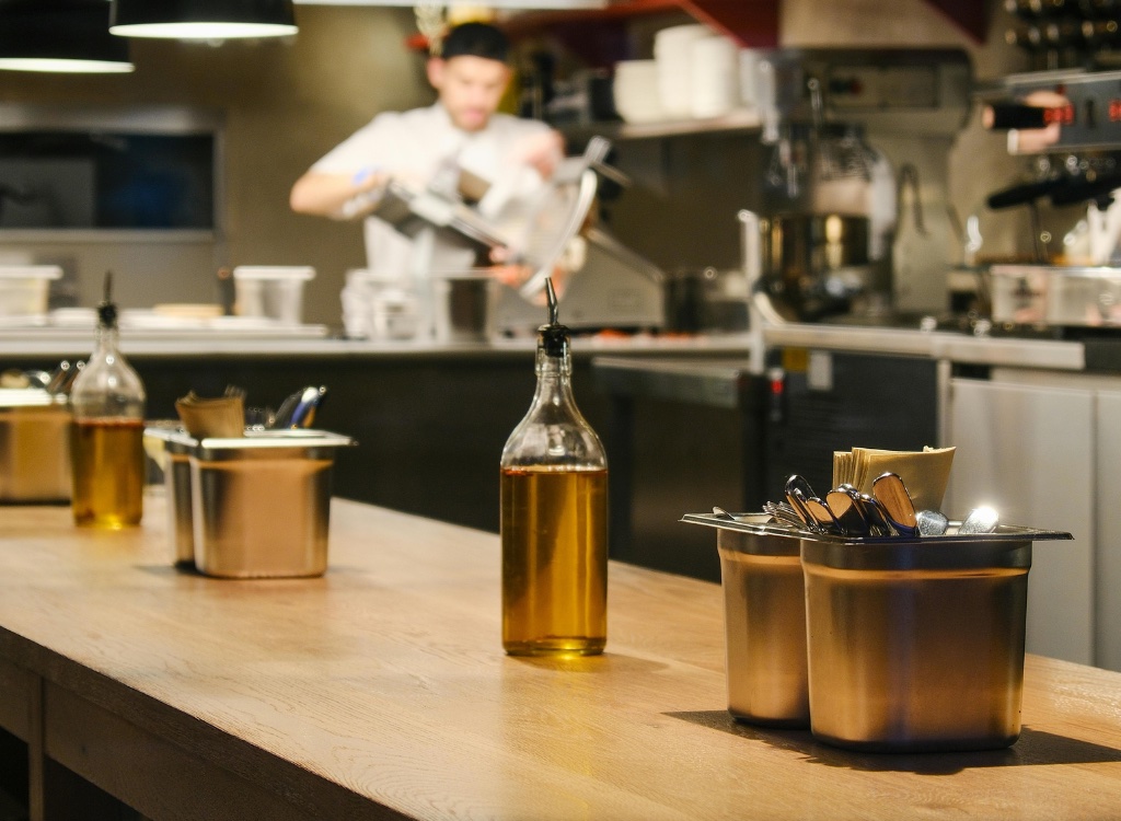 bar, restaurant, stratégie de transformation restaurant paris, cuisine avec chef en arrière plan