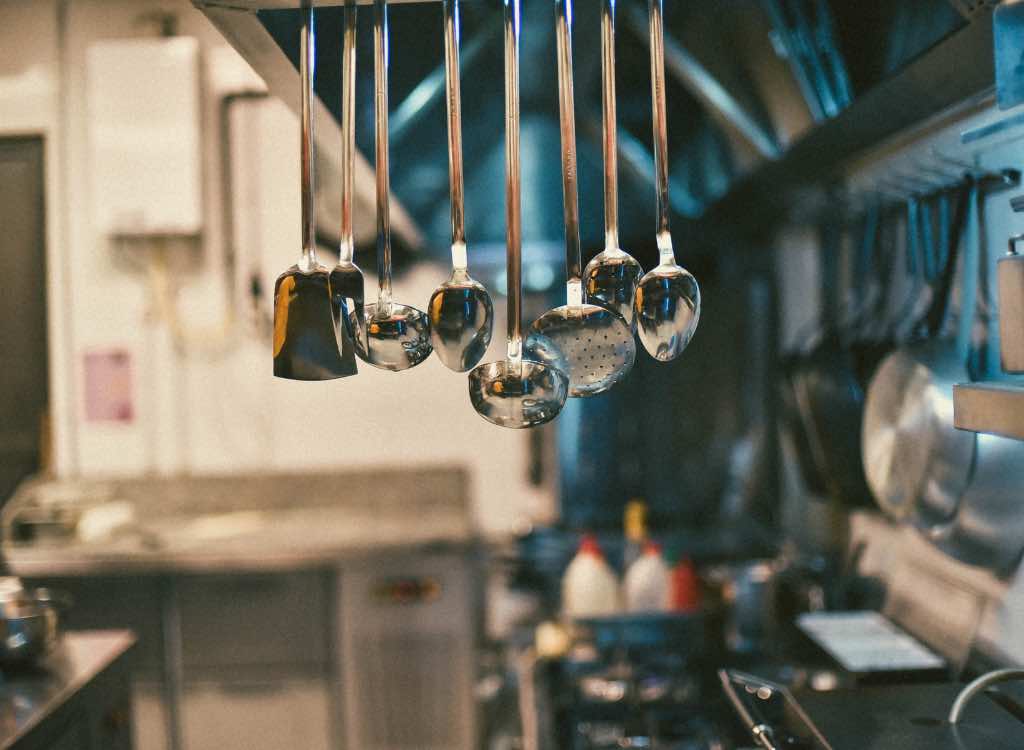 service entretien et hygiène d'un restaurant, ustensile de cuisine
