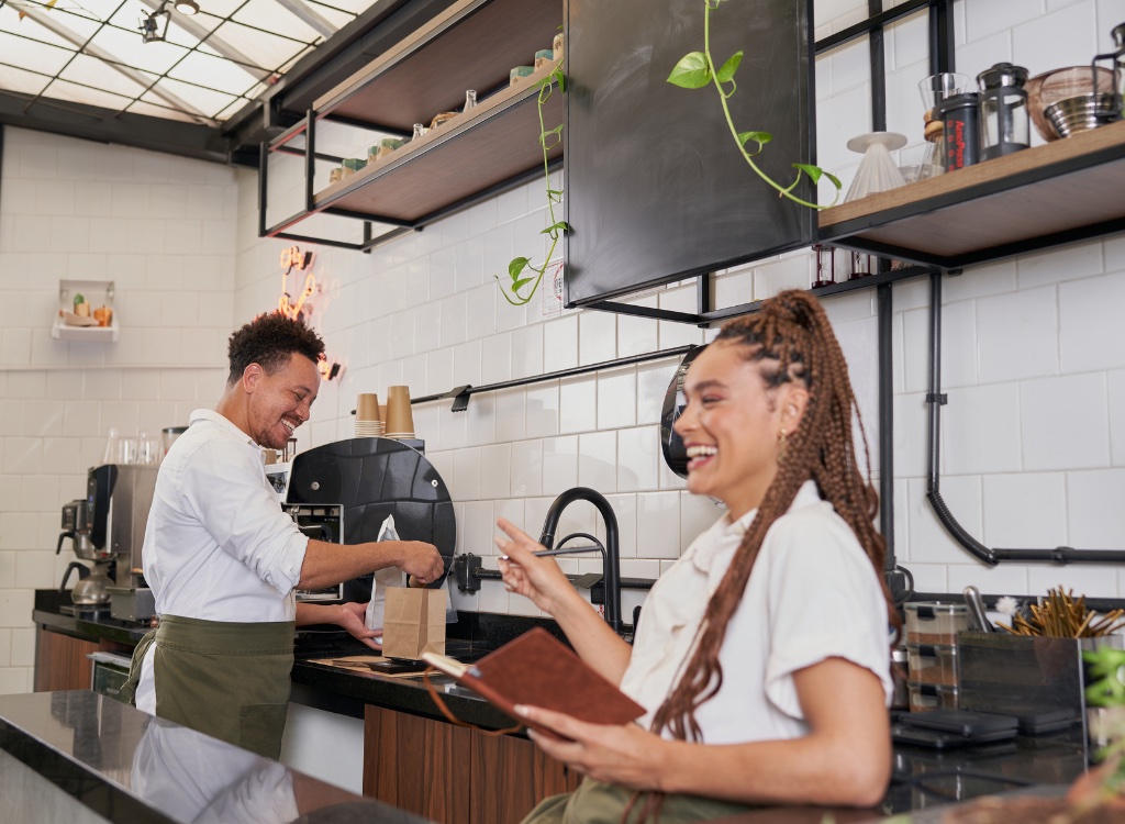 recrutement équipe, femme et homme dans une cuisine en train de sourire et servir